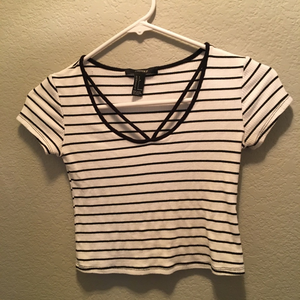 Small black white top